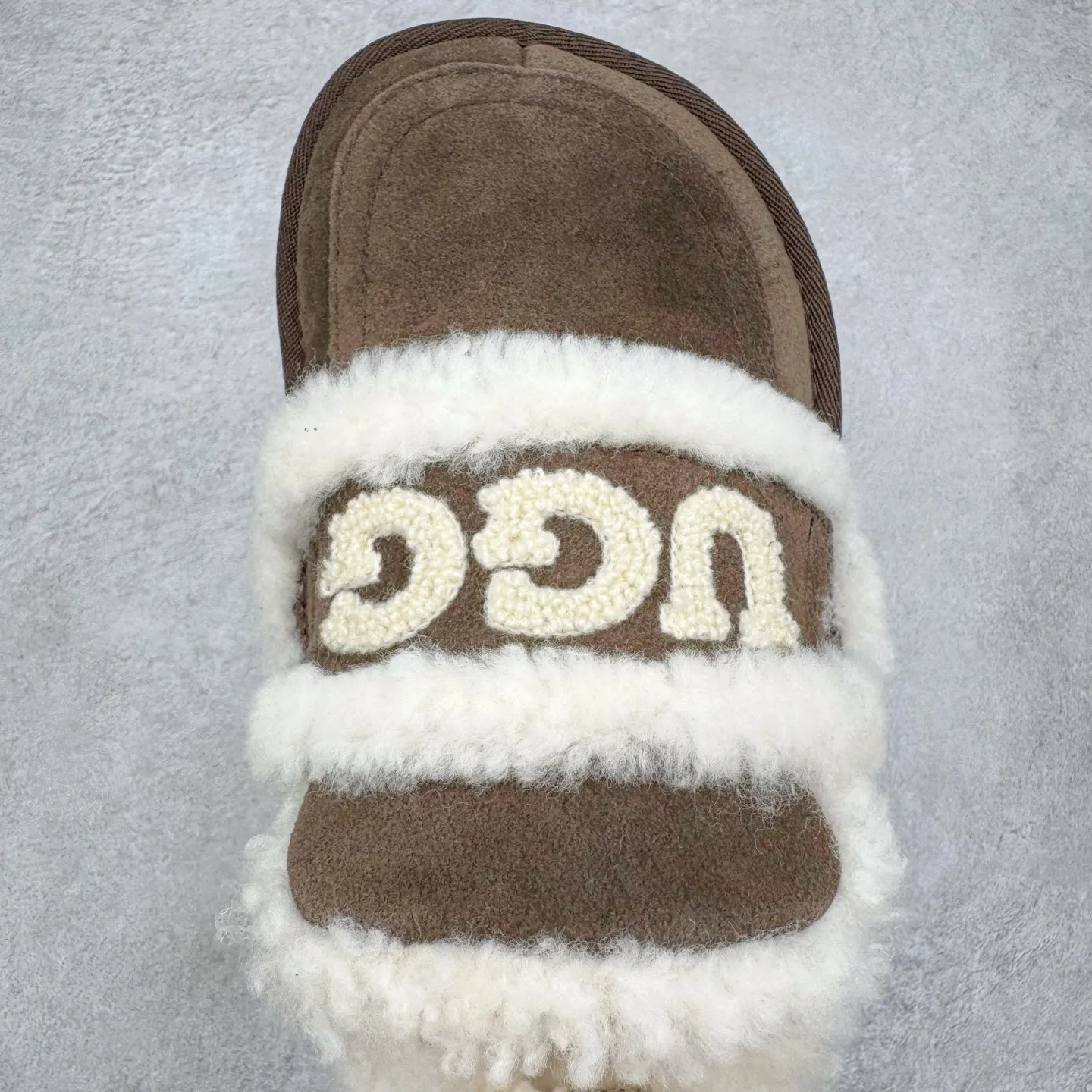 Pick up locally 💰 440 UGG slippers 1206 letter embroidered classic short-tube autumn and winter sheep fur all-in-one snow boots All shoes are made from the same factory as ZP Longfeng A-grade Australian imported sheep fur all-in-one Brand OEM production line Fully follow the ZP process flow OEM original pattern maker Adhere to no original shoes and no development selection Pay attention to every detail The most authentic version on the market TREADLITE "Light Wing" technology outsole Lightweight/durable/flexible/pile size: 35 36 37 38 39 40 Coding: by2936070